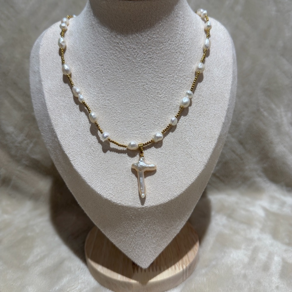OSHENA Elegant Gold and White Pearl Necklace with Cross Pendant